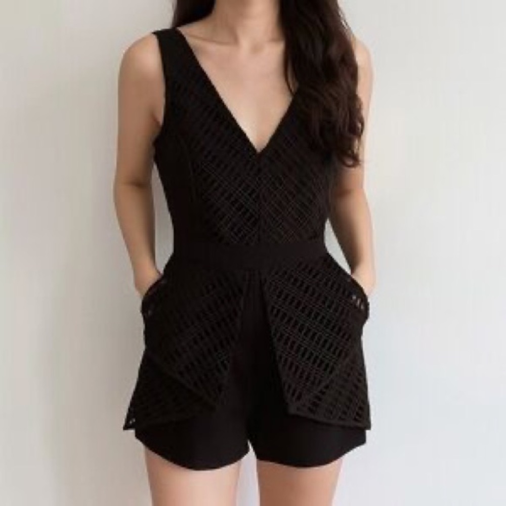 Adelyn Rae Black Peplum Sleeveless mini Romper Sz large New Feminine minimalist‎